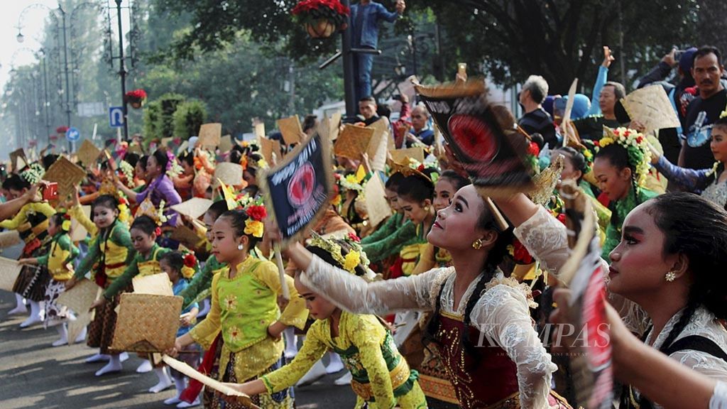 Penari cilik ikut memeriahkan Hari Tari Sedunia di Kota Bandung, Jawa Barat, Minggu (28/4/2019). Sekitar 4.000 penari dari 16 kabupaten/kota di Jabar menarikan Ronggeng Geber dalam kegiatan itu.