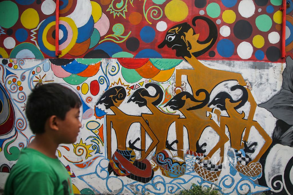 Mural bertema wayang tergambar di tembok di kawasan Cempaka Putih, Tangerang Selatan, Banten, Sabtu (29/8/2020). Muralisasi itu sebagai bentuk pelestarian visual tentang ikon-ikon budaya Nusantara di ruang publik. 