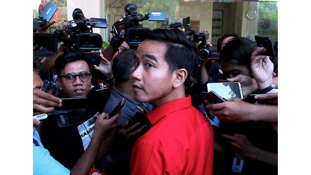 Putra Presiden Joko Widodo, Gibran Rakabuming Raka, diwawancarai para jurnalis di DPP PDI-P. Kedatangan Gibran untuk menjalani uji kelayakan dan kepatutan terkait Pilkada Surakarta di kantor DPP PDI-P, Jakarta, Senin (10/2/2020).