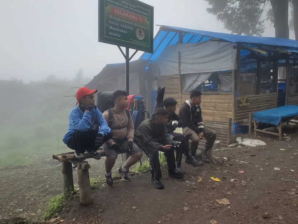 Sejumlah pengunjung yang hendak mendaki menunggu di Pos Pendakian Proklamator Taman Wisata Alam Gunung Marapi di Nagari Batu Palano, Kecamatan Sungai Pua, Kabupaten Agam, Sumatera Barat, saat terjadi sejumlah erupsi kecil, Sabtu (7/1/2023). BKSDA Sumbar menutup jalur pendakian ke Gunung Marapi.