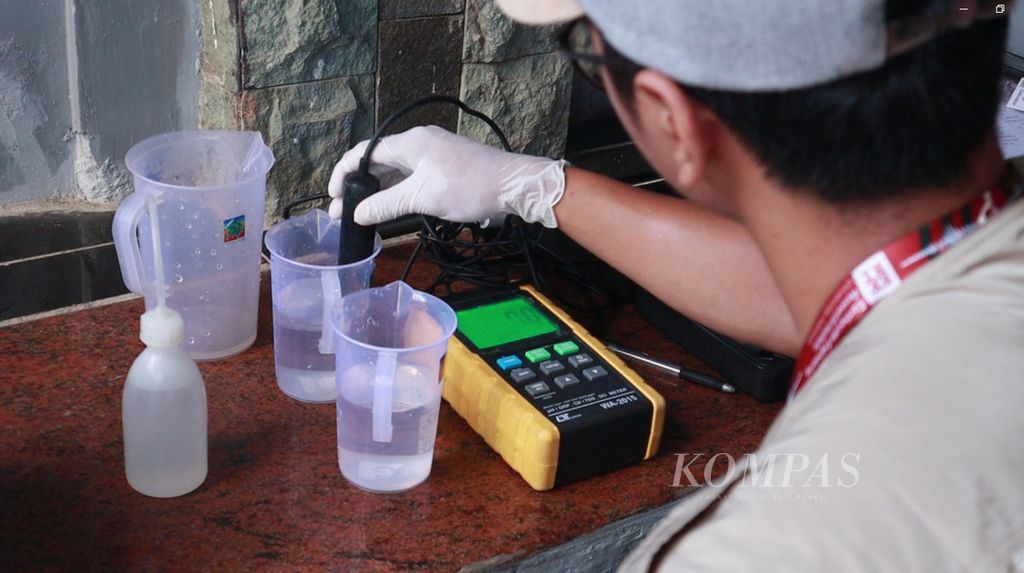 Seorang surveyor meneliti kadar oksigen terlarut dari sampel air tanah, dalam rangkaian kegiatan pemantauan rutin terhadap air tanah Dinas Lingkungan Hidup DKI Jakarta, di Kelurahan Cideng, Jakarta Pusat, Rabu (9/8/2023).