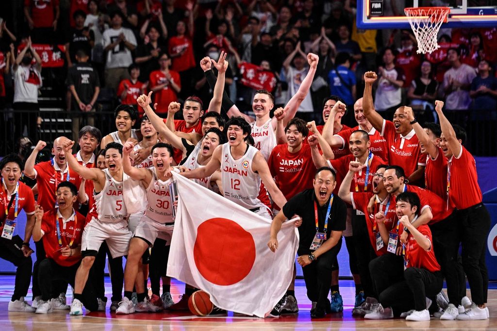 Para pemain dan ofisial tim Jepang merayakan kemenangan atas Tanjung Verde dalam Piala Dunia FIBA 2023 di Okinawa, 2 September 2023. Jepang menjadi tim Asia terbaik di Piala Dunia FIBA hingga lolos langsung ke Olimpiade 2024.