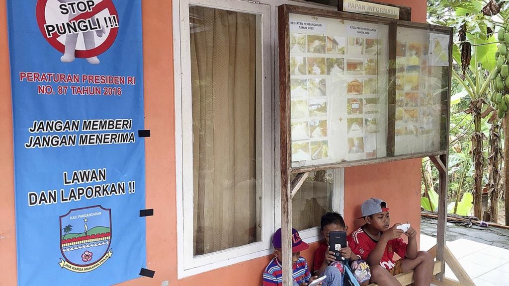 Sejumlah anak sedang berkumpul di teras kantor Desa Cibogo, Kecamatan Padaherang, Kabupaten Pangandaran, Jawa Barat. Mereka sedang mengakses internet. Fasilitas internet itu membawa sejumlah manfaat bagi warga, selain untuk akses informasi di bidang pertanian dan pendidikan, juga untuk hiburan. 