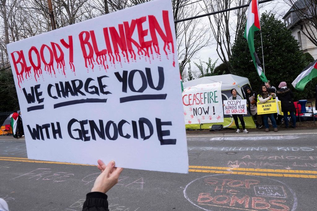 Sejumlah pengunjuk rasa berdiri di depan rumah Menteri Luar Negeri Amerika Serikat Antony Blinken di Virginia, Sabtu (27/1/2023), sambil membawa poster yang isinya memprotes kebijakan Pemerintah AS dalam menangani situasi di Jalur Gaza, Palestina. 