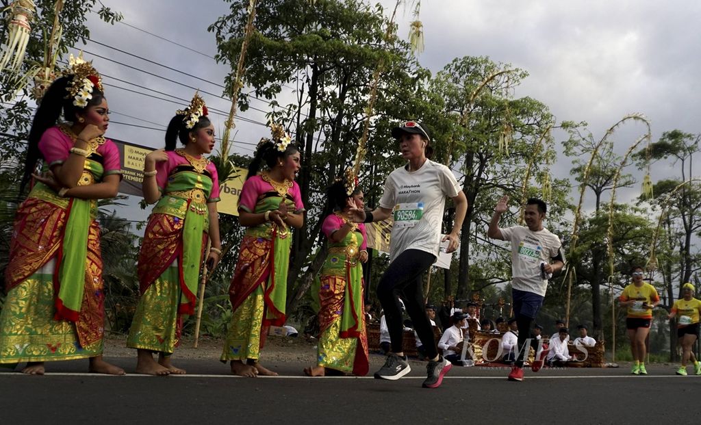 Para penari tradisional Bali menyambut pelari yang mengikuti Maybank Marathon Bali 2019 di Bali, Minggu (8/9/2019). Sekitar 11.600 peserta mengikuti lomba lari yang dibagi dalam tiga kategori, yakni 10 kilometer, 21 kilometer, dan maraton 42,195 kilometer.
