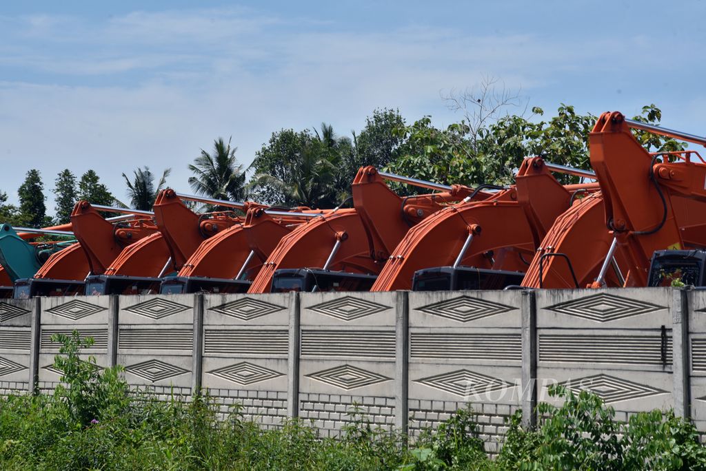Barang bukti terkait kasus dugaan korupsi pengelolaan timah yang berupa 51 unit ekskavator dan tiga unit buldoser di Kejaksaan Tinggi Bangka-Belitung, Pangkal Pinang, Pulau Bangka, Selasa (23/4/2024).