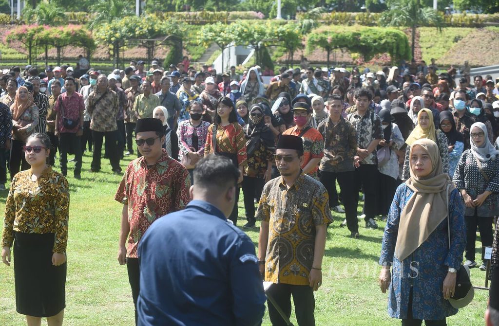 Pengambilan sumpah anggota Kelompok Penyelenggara Pemungutan Suara (KPPS) di Kecamatan Tegalsari saat acara pelantikan oleh KPU Kota Surabaya di Tugu Pahlawan, Surabaya, Jawa Timur, Kamis (25/1/2024). 