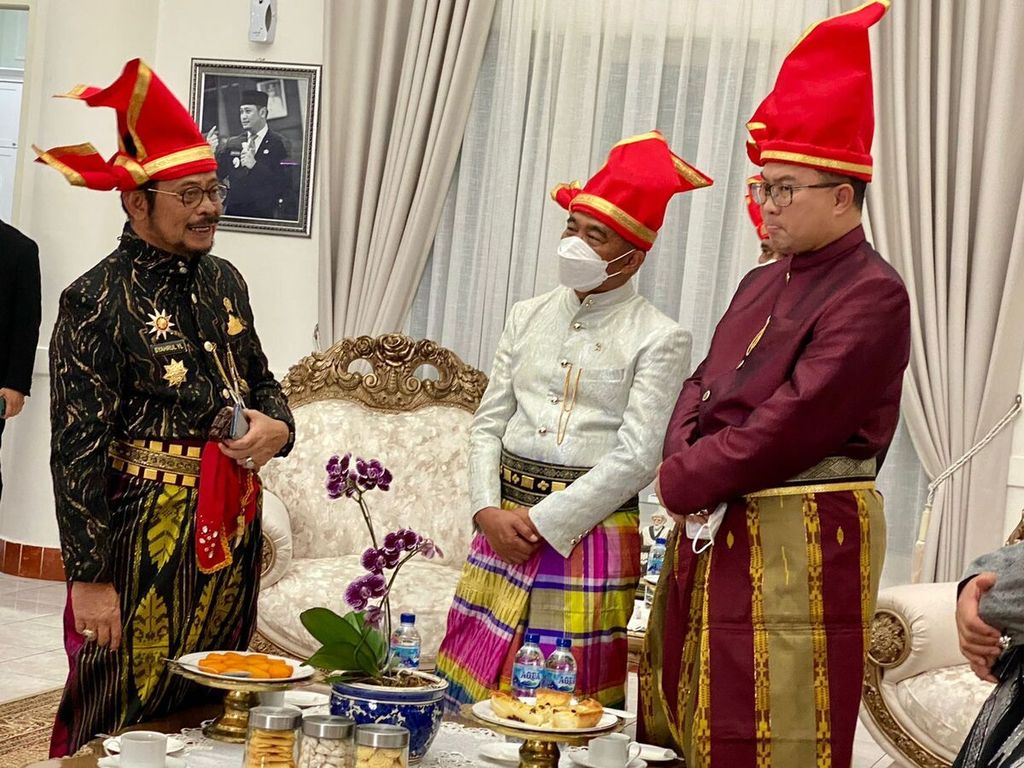 Menteri Pertanian Syahrul Yasin Limpo (kiri) berbincang dengan Menteri PMK Muhadjir Effendy (tengah) dan Rektor IPB Arif Satria (kanan) di Gowa, Sulawesi Selatan, Kamis (17/3/2022).