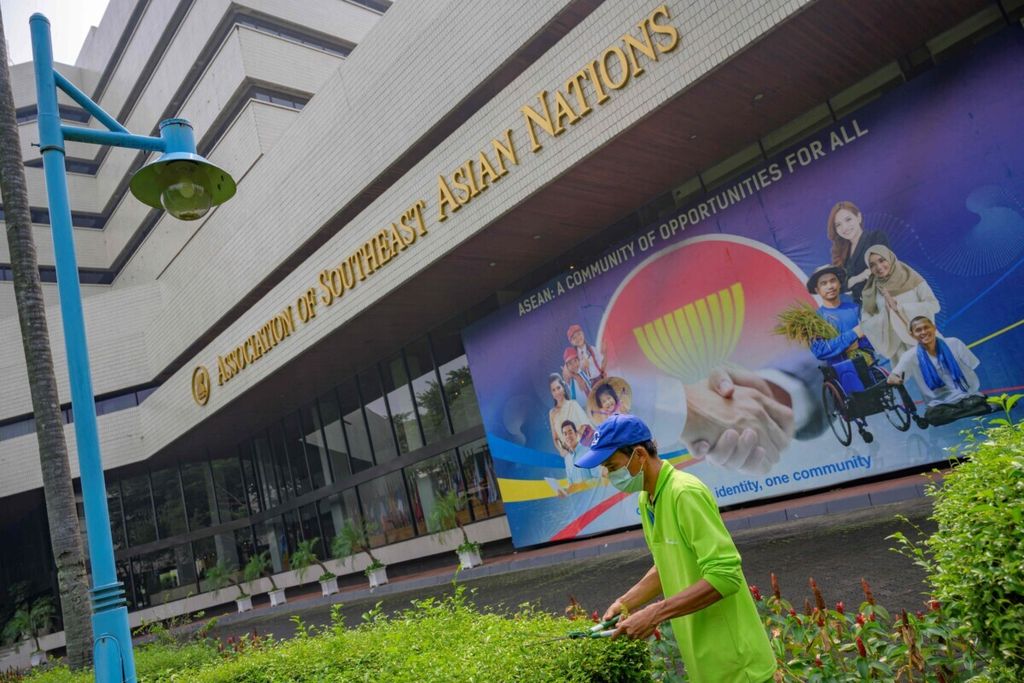 Seorang tukang gebun merapikan tanaman hias di halaman Gedung Sekretariat ASEAN di Jakarta, 20 April 2020.      