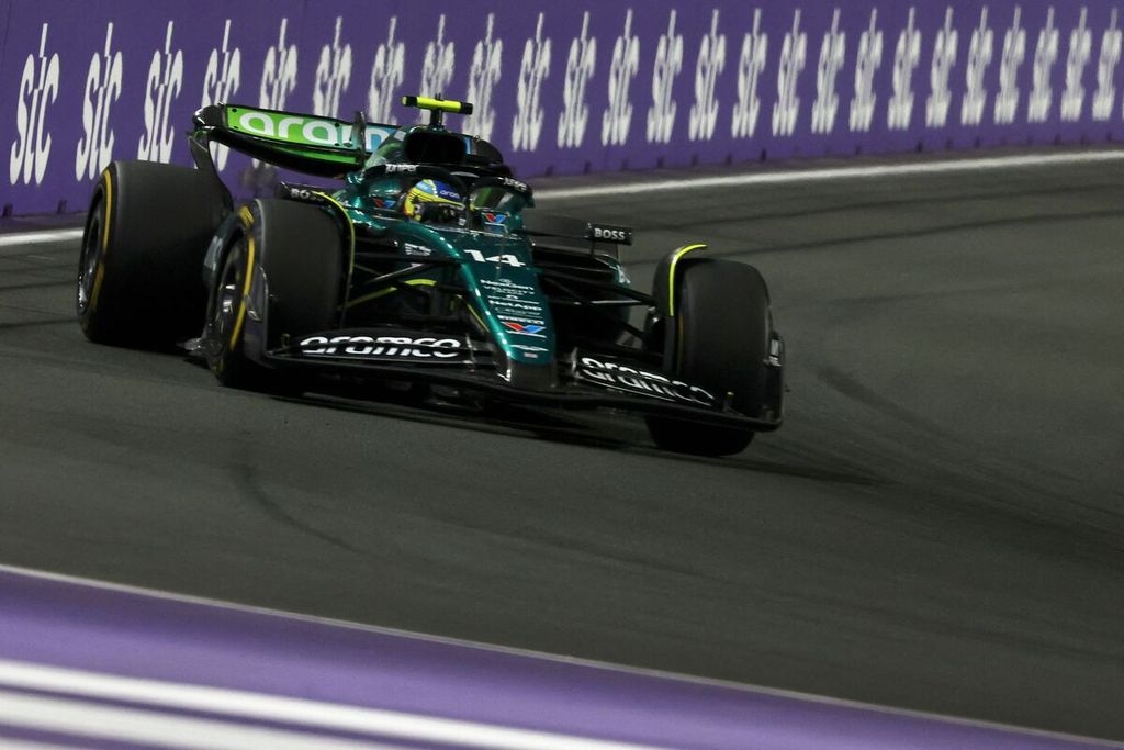 Pebalap tim Aston Martin, Fernando Alonso, memacu mobilnya pada sesi latihan kedua F1 seri Arab Saudi di Sirkuit Jeddah Corniche, Jeddah, Kamis (7/3/2024).