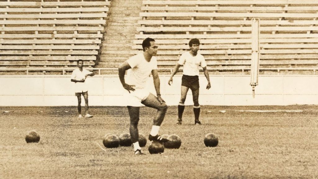 Aksi legenda sepak bola Indonesia, Aang Witarsa, mengamati latihan tim nasional Indonesia di Stadion Utama Senayan, Jakarta, pada dekade 1970-an. Witarsa sempat menjadi manajer tim Indonesia pada dekade 1970-an. 