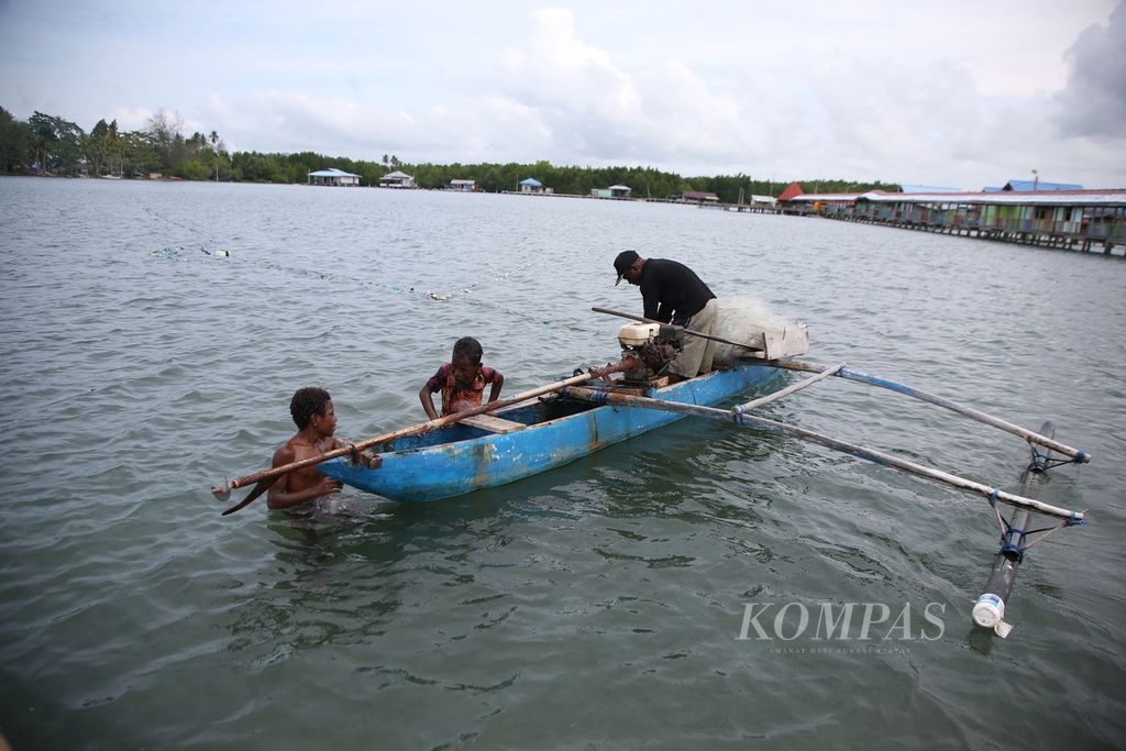 Nelayan mencari ikan di perairan Teluk Youtefa, Papua, Kamis (2/12/2021).