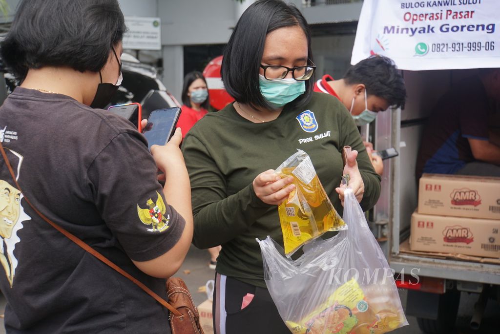 Pegawai Pemerintah Provinsi Sulawesi Utara membeli minyak goreng kemasan sederhana seharga Rp 13.500 per liter di halaman belakang Kantor Gubernur Sulut di Manado, Jumat (11/3/2022). Para pegawai bisa membeli hingga 1 dus berisi 12 liter.