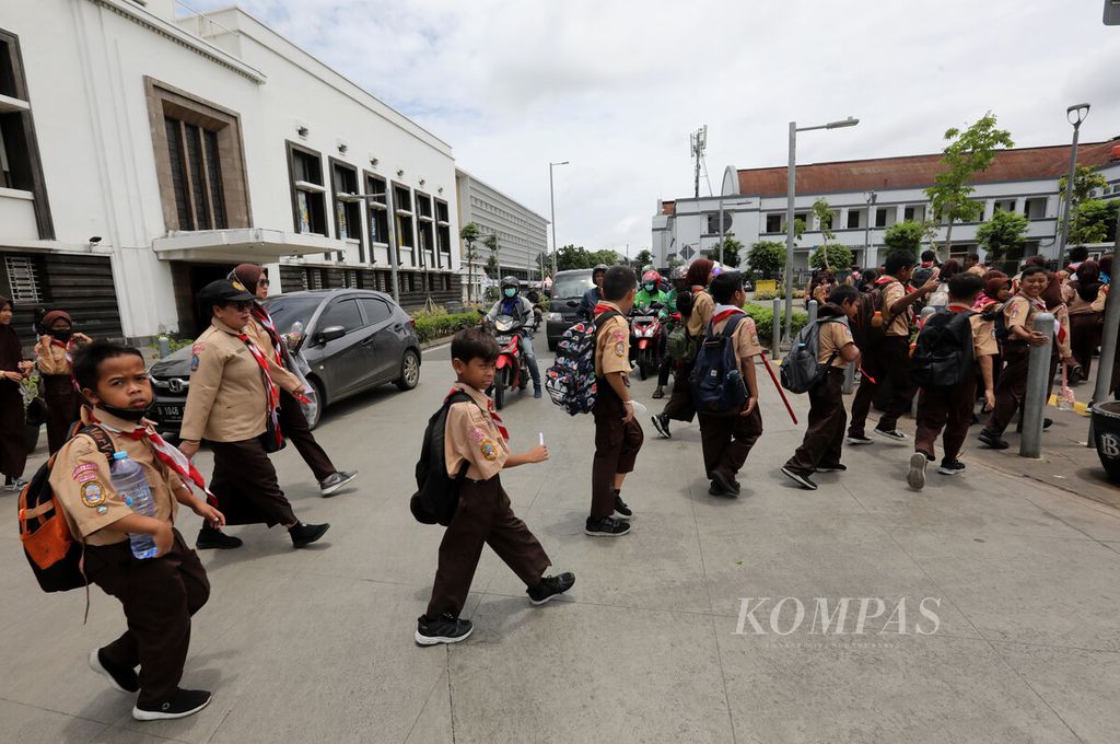 Ilustrasi kegiatan siswa. Rombongan siswa sekolah menyeberang jalan di kawasan Kota Tua, Jakarta Barat, Rabu (22/2/2023). 