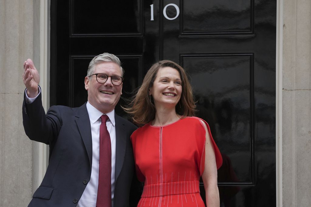 Perdana Menteri Inggris Keir Starmer bersama istrinya, Victoria, berpose saat wawancara cegat (<i>doorstep</i>) di Downing Street 10, London, Jumat, 5 Juli 2024. Di beberapa media Indonesia, istilah <i>wawancara cegat</i> kerap ditulis secara tidak tepat menjadi <i>doorstop</i>. 