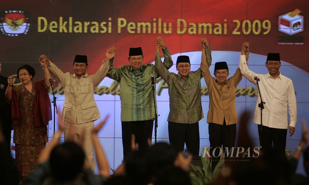 Pasangan calon presiden-calon wakil presiden (dari kiri ke kanan) Megawati Soekarnoputri-Prabowo Subianto, Susilo Bambang Yudhoyono-Boediono, dan Jusuf Kalla-Wiranto bergandengan tangan seusai mengikuti Deklarasi Pemilu Damai 2009 yang dibacakan Ketua Komisi Pemilihan Umum Abdul Hafiz Anshary di Jakarta, Rabu (10/6/2009) malam. 