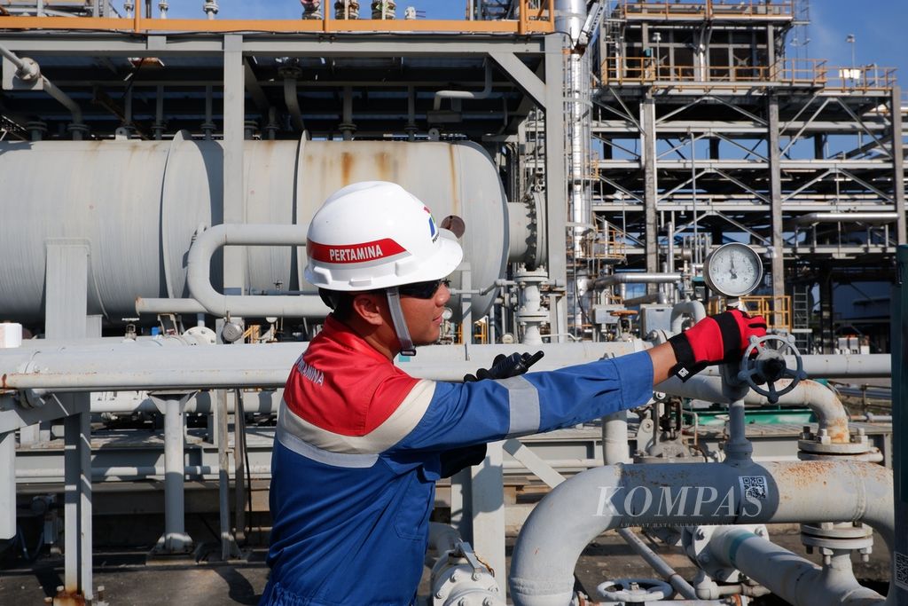 Aktivitas petugas di area <i>onshore processing facility </i>(OPF) Saka Indonesia Pangkah Limited di Manyar, Kabupaten Gresik, Jawa Timur, Kamis (13/7/2023). Selain gas bumi dan LPG, di area fasilitas milik PT Saka Energi Indonesia (PGN Saka) itu juga terdapat <i>oil treating facility </i>(OTF) atau pemrosesan minyak bumi.