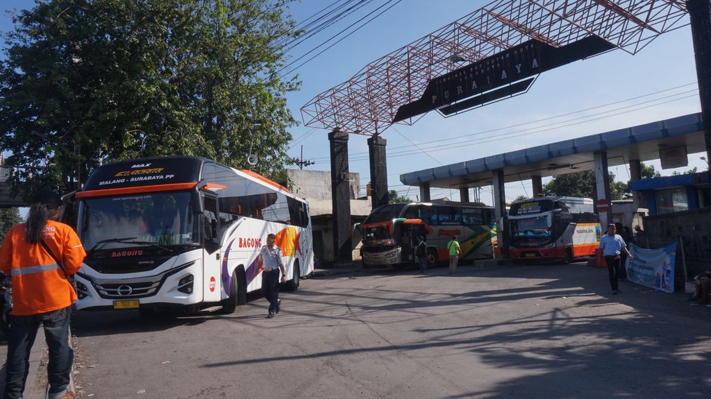 Bus-bus akan berangkat dari gerbang keluar Terminal Purabaya, Sidoarjo, Jawa Timur, saat arus balik Lebaran, Selasa (25/4/2023).
