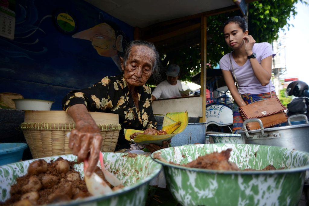 Usia lanjut tidak menghalangi semangat Mbah Lindu (96) untuk tetap bekerja. Nenek 15 cucu ini sudah berjualan gudeg sebelum zaman penjajahan Jepang dan tetap menekuninya hingga kini. Setiap hari Mbah Lindu berjualan gudeg buatan sendiri di tepi Jalan Sosrowijayan, Yogyakarta, sejak pukul 05.00 hingga sekitar pukul 10.00, dengan harga Rp 15.000-Rp 30.000 per porsi.