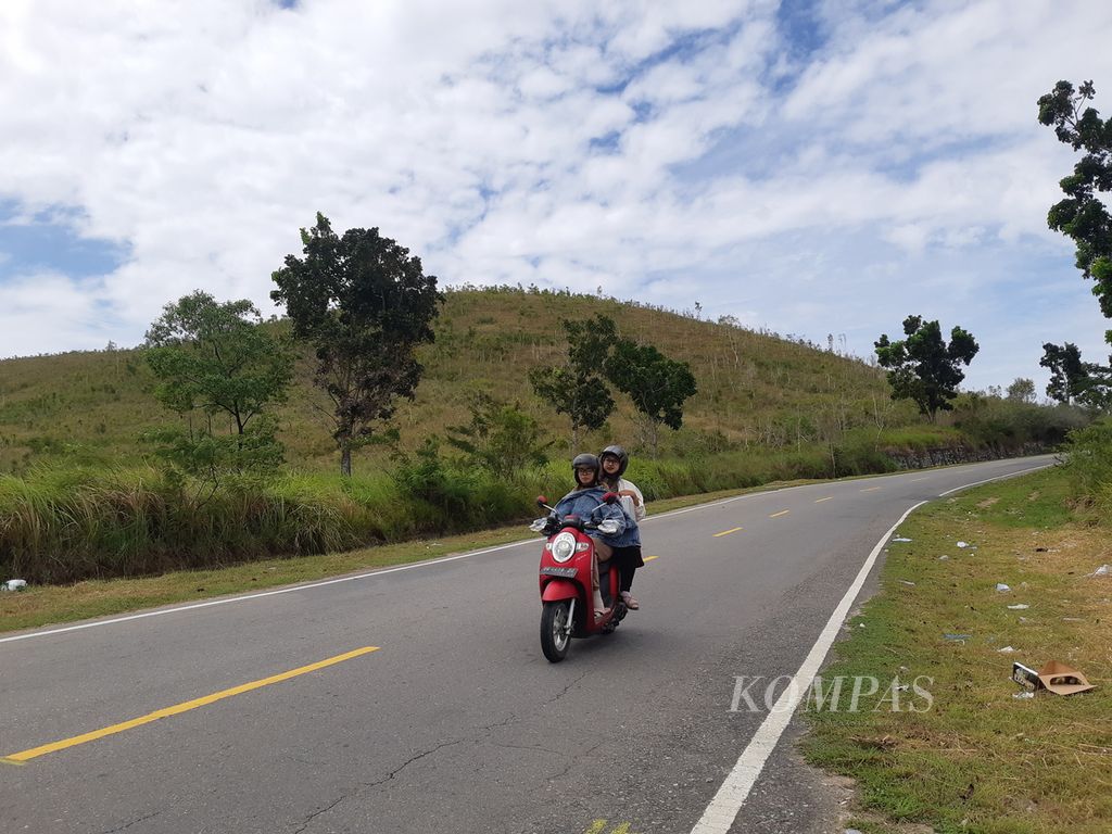 Jalanan melewati bukit kayu putih di Namlea, Pulau Buru, Maluku, Rabu (21/6/2023). Di sisi jalan itu terdapat banyak tempat pengolahan minyak kayu putih.