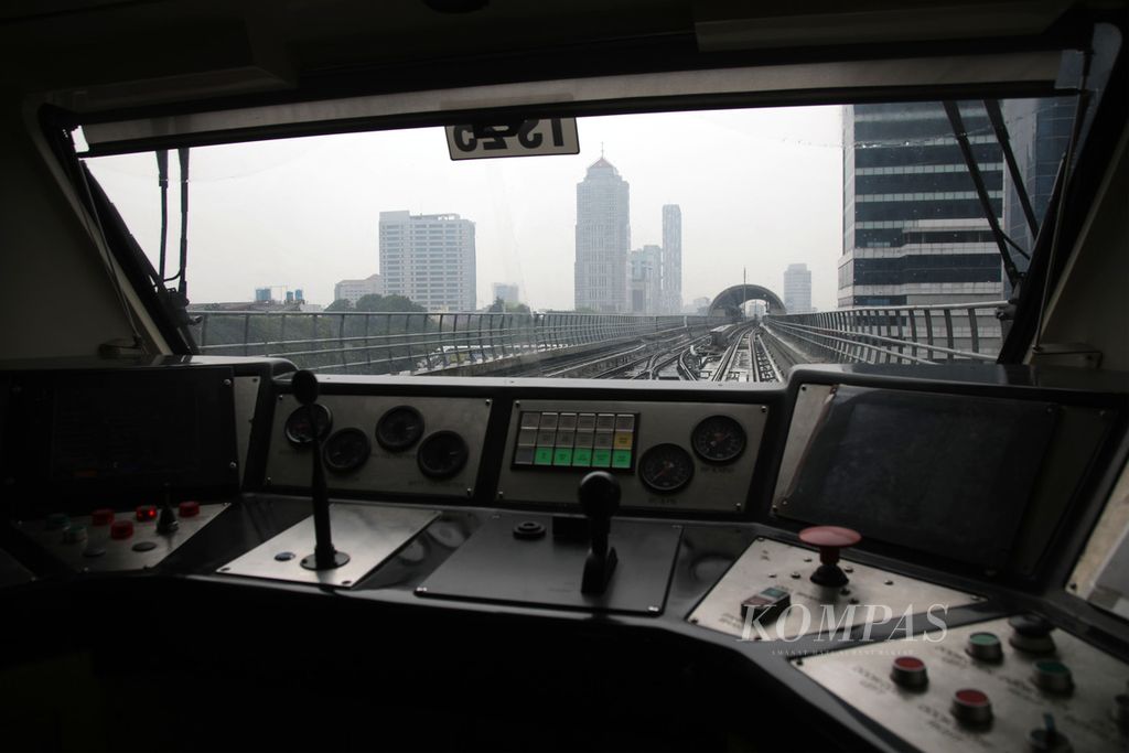 Moda lintas rel terpadu atau <i>light rail transit</i> (LRT) Jabodebek saat uji coba dengan membawa awak media dari Stasiun Dukuh Atas, Jakarta, menuju Stasiun Jati Mulya, Bekasi, Kamis (6/7/2023). LRT Jabodebek akan melakukan uji coba dengan penumpang secara terbatas atau <i>soft launching</i> pada 12 Juli 2023 dan pada 18 Agustus 2023 akan dioperasikan berbayar. LRT Jabodebek memiliki 6 kereta atau gerbong. Adapun kapasitasnya sekitar 1.308 penumpang, di mana 174 penumpang duduk dan sisanya berdiri.