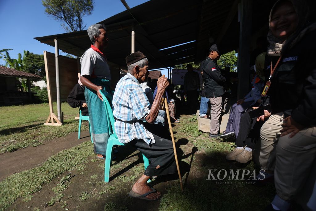 Warga bersiap mengikuti pemungutan suara ulang di TPS 06, Dusun Ngleses, Desa Candimulyo, Kecamatan Candimulyo, Kabupaten Magelang, Jawa Tengah, Minggu (18/2/2024). 