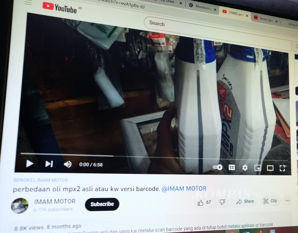 Salah satu video edukasi tentang beda oli asli dan palsu yang diunggah kanal Imam Motor telah ditonton hingga 8.800 kali di Youtube. Foto diambil pada Kamis (17/11/2022).