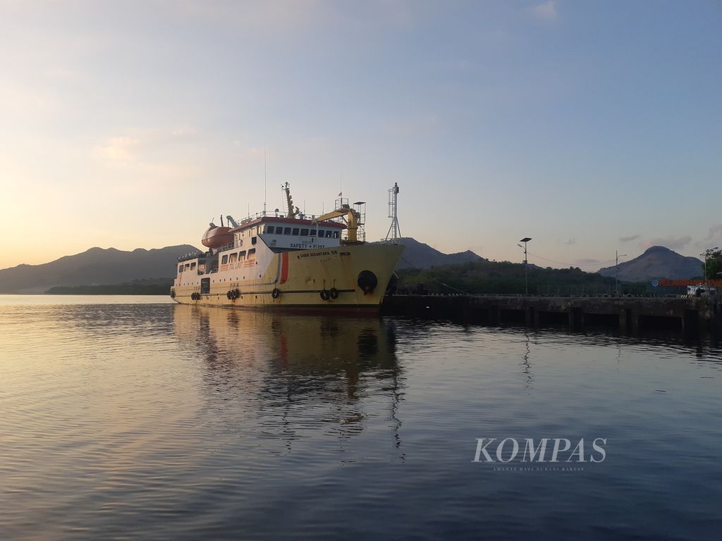 Kapal perintis KM Sabuk Nusantara 108 sandar di Pelabuhan Menanga, Pulau Solor, Kabupaten Flores Timur, Nusa Tenggara Timur, Selasa (18/6/2024).