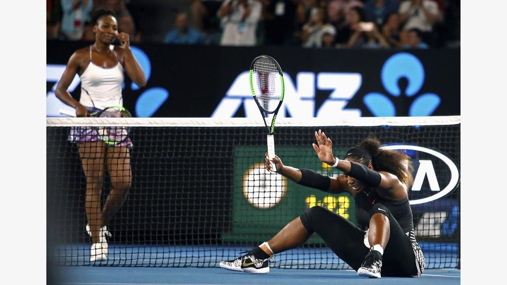 Petenis AS, Serena Williams, meluapkan kegembiraannya setelah memenangi pertandingan tenis tunggal putri melawan saudarinya, Venus Williams, dalam turnamen Australia Terbuka di Melbourne Park, Melbourne, Australia, Sabtu (28/1).