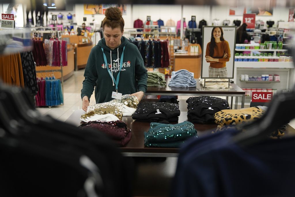 Seorang pekerja toko Kohl's yang terletak di New Jersey, Jumat (26/1/2024), tengah merapikan pakaian contoh di toko itu.