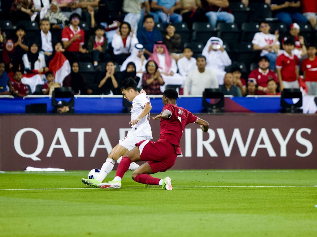 Penyerang sayap Indonesia, Witan Sulaeman, menggiring bola untuk menghindar dari kawalan bek sayap Qatar, Saifeldeen Hassan Fadlalla, pada laga pertama Grup A Piala Asia U-23 2024, Senin (15/4/2024), di Stadion Jassim bin Hamad, Al Rayyan, Qatar.