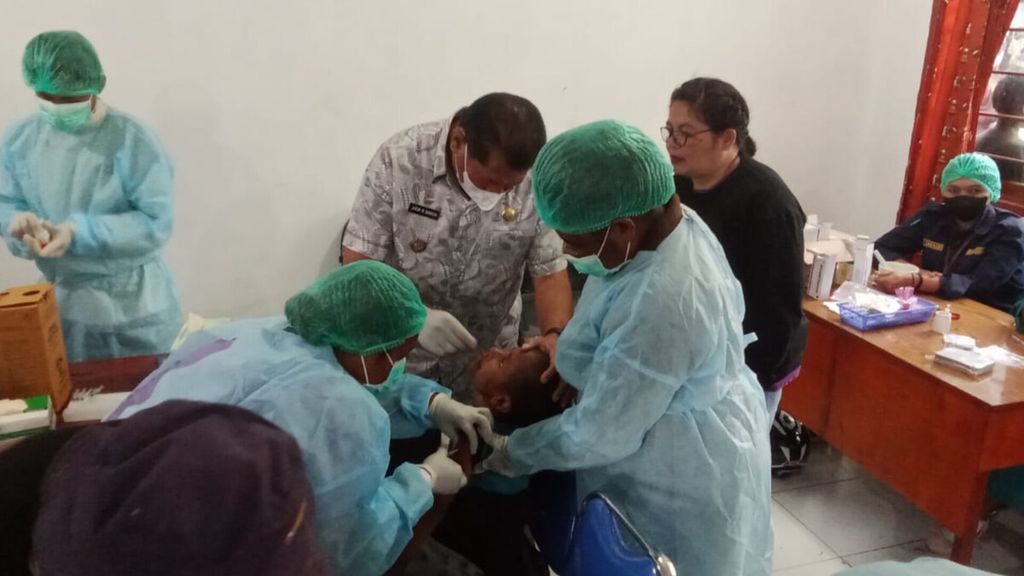 Bupati Jayawijaya Jhon Richard Banua turut memberikan imunisasi campak bagi anak di Puskesmas Wesaput, Kabupaten Jayawijaya, Papua Pegunungan, pada 16 Juni 2023.