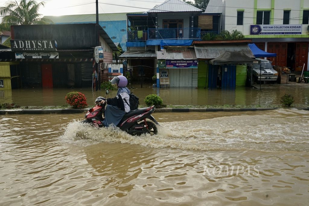 Seorang siswi menerobos banjir yang menggenangi kawasan Pasar Panjang, Kendari, Sulawesi Tenggara, untuk berangkat ke sekolah, Senin (4/3/2024). Sejumlah kawasan di kota ini terendam banjir setelah hujan beberapa waktu.