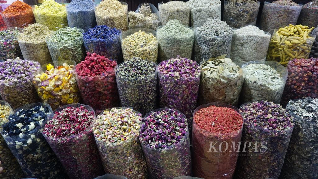 Aneka rempah di sebuah kios di Spice Souk, Dubai, Uni Emirat Arab, Rabu (20/3/2024). Sebagian besar pedagang rempah di sana berasal dari Iran.