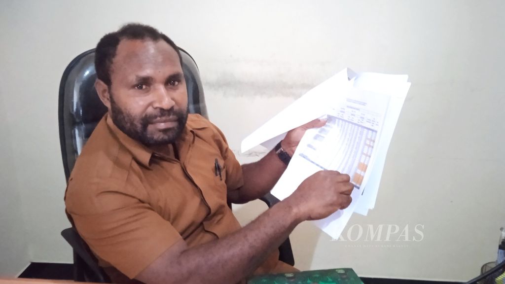 Kepala Seksi Surveilans dan Imunisasi Dinas Kesehatan Provinsi Papua Elianus Tabuni menunjukkan data pelaksanaan program Bulan Imunisasi Anak Nasional di Jayapura pada Selasa (21/6/2022).