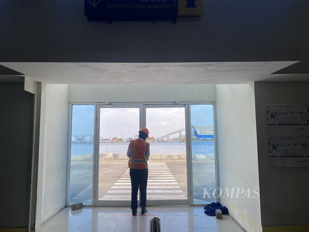 Petugas mengecek salah satu pintu di terminal keberangkatan Pelabuhan Tanjung Emas, Kota Semarang, Jawa Tengah, Senin (10/4/2023). Puncak arus mudik di Tanjung Emas diperkirakan terjadi pada H-5 Lebaran.