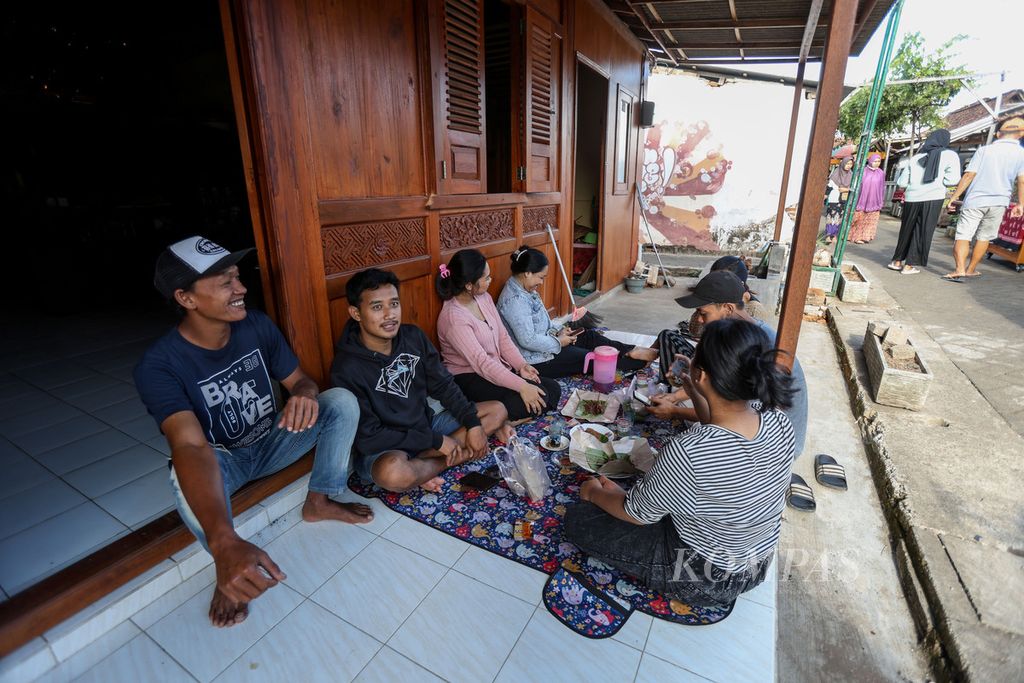 Aktivitas para pemuda-pemudi di Pasar Kampoeng Osing di Desa Kemiren, Kabupaten Banyuwangi, Jawa Timur, Minggu (19/11/2023). Setiap hari Minggu pagi, Gang Lurung Cilik yang bertempat di samping Kantor Desa Kemiren digunakan sebagai tempat digelarnya Pasar Kampoeng Osing.