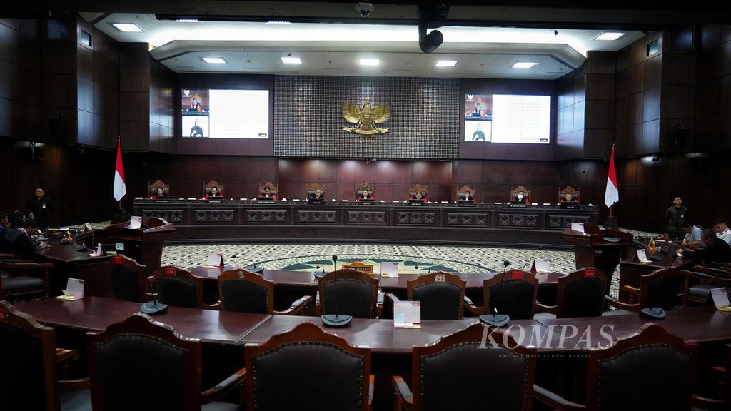 Suasana saat majelis hakim konstitusi menggelar sejumlah agenda sidang putusan di Mahkamah Konstitusi, Jakarta, Kamis (29/2/2024).