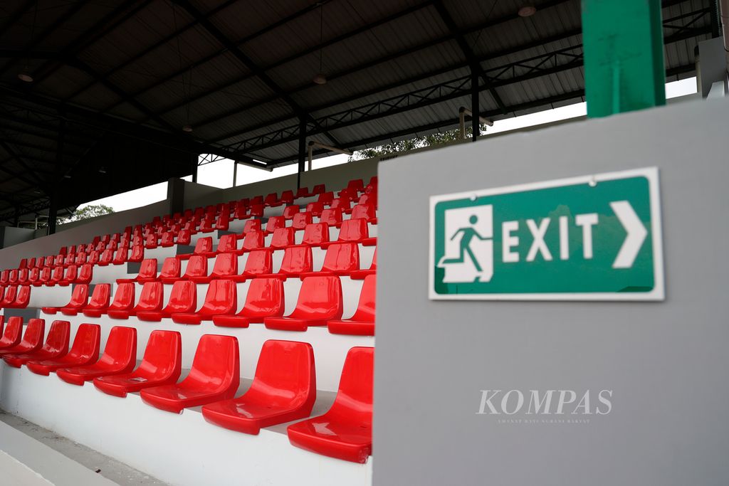Kursi penonton dan pemain sebagai kelengkapan dari Lapangan Kota Barat yang akan digunakan untuk latihan tim peserta Piala Dunia U-20 di Kota Surakarta, Jawa Tengah, Senin (20/3/2023). 