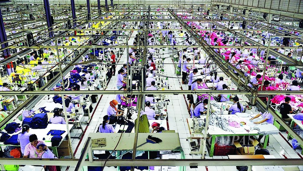 Buruh pabrik di Kawasan Berikat Nusantara, Jakarta Utara, Selasa (10/1/2012).