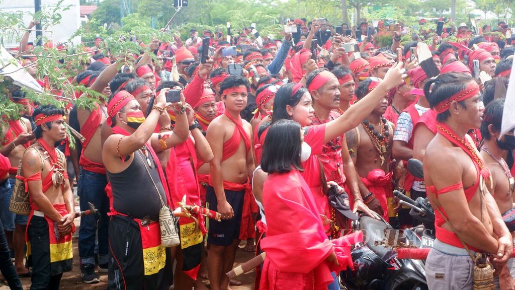 Massa dari Koalisi Keadilan untuk Kinipan, mahasiswa, dan Tariu Borneo Bangkule Rajakng (TBBR) atau Pasukan Merah menyimak pidato Kepala Desa Kinipan Willem Hengki setelah divonis bebas dalam sidang putusan kasus dugaan korupsi di Palangkaraya, Kalimantan Tengah, Rabu (15/6/2022).
