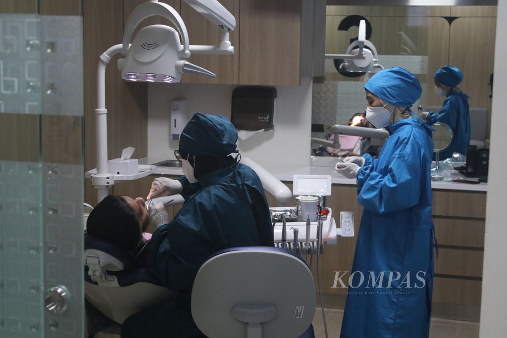 Tenaga kesehatan melakukan tindakan medis terhadap pasien di salah satu ruangan Mayapada Hospital, Kota Bandung, Jawa Barat, Senin (6/3/2023).