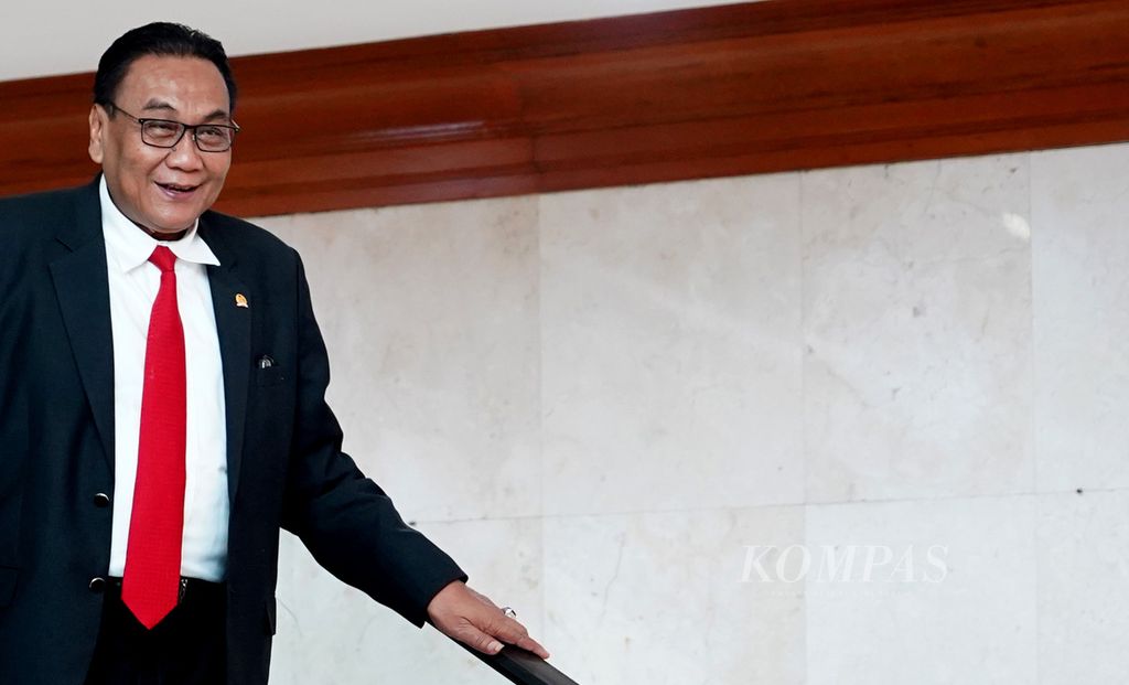 Sekretaris Fraksi PDI-P Bambang Wuryanto turun melalui eskalator setelah Rapat Paripurna DPR RI ke-28 Masa Persidangan V Tahun Sidang 2021-2022 di DPR, Jakarta, Kamis (7/7/2022). 