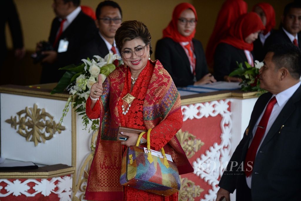 Artist and member of the Regional Representative Council (DPD) for the 2019-2024 period, Maya Rumantir, was inaugurated during the Plenary Session of the People's Consultative Assembly (MPR) at the Plenary Session Room I, Parliamentary Complex, Senayan, Jakarta (1/10/2019). Maya was re-elected as a DPD member from North Sulawesi.