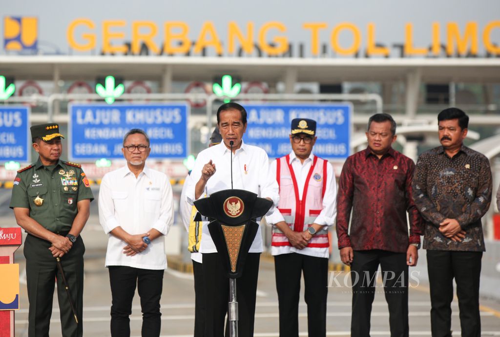 Presiden Joko Widodo menyampaikan sambutan saat meresmikan Jalan Tol Pamulang-Cinere-Raya Bogor di Gerbang Tol Limo Utama, Kota Depok, Jawa Barat, Senin (8/1/2024). Jalan tol ini memiliki niilai investasi Rp 4 triliun.