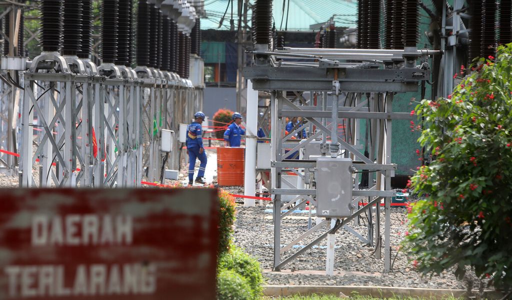 Pekerja Perusahaan Listrik Negara (PLN) memperbaiki Gardu Induk Gambir Baru di kawasan Cempaka Putih, Jakarta Pusat, yang sempat mengalami kebakaran, Senin (13/1/2020). 