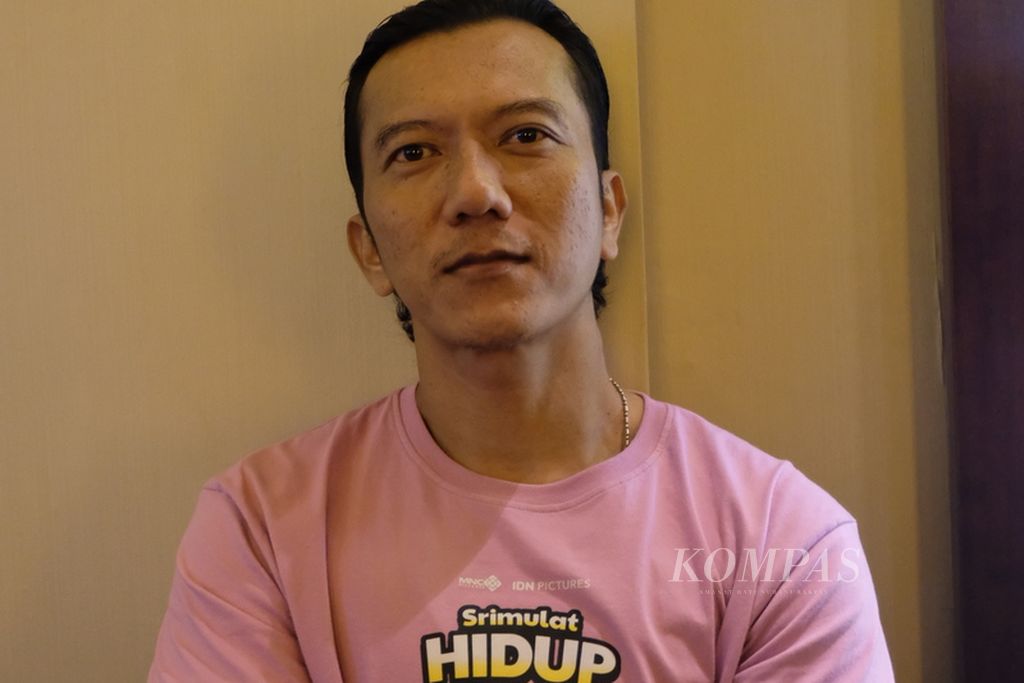 Aktor Teuku Rifnu Wikana hadir saat peluncuran poster dan <i>trailer</i> film <i>Srimulat: Hidup Memang Komedi</i> di Jakarta, Selasa (31/10/2023).