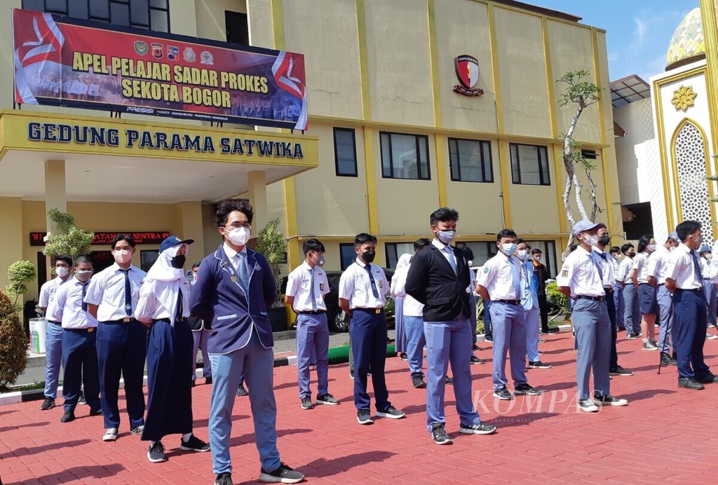 Sebanyak 200 perwakilan pelajar Kota Bogor, Jawa Barat,  mengikuti upacara Pelajar Sadar Protokol Kesehatan di lapangan Malporesta Bogor, Rabu (6/10/2021).