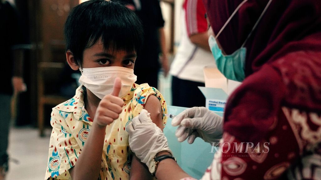 Anak-anak menjalani vaksinasi Covid-19 di SD Tiara School, Pondok Kelapa, Jakarta Timur, Kamis (23/12/2021). Pada tahap awal, vaksinasi Covid-19 pada anak dilaksanakan di 106 kabupaten/kota yang vaksinasi dosis pertamanya mencapai 70 persen dan vaksinasi warga lanjut usia 60 persen. Terdapat 8,8 juta anak dari total 26,5 juta anak usia 6-11 tahun di Indonesia sesuai hasil sensus 2020. Ikatan Dokter Anak Indonesia menerbitkan rekomendasi terbaru, yakni vaksin CoronaVac dan vaksin Covid-19 Bio Farma bisa diberikan kepada anak usia 6-11 tahun. 