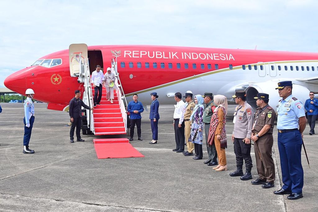 Pasukan Pengamanan Presiden selalu melekat mengawal Presiden, termasuk ketika Presiden Joko Widodo dan Ibu Iriana Joko Widodo tiba di Pangkalan TNI AU Sultan Hasanuddin, Kabupaten Maros, Sulawesi Selatan, pada Kamis, (4/7/2024). 